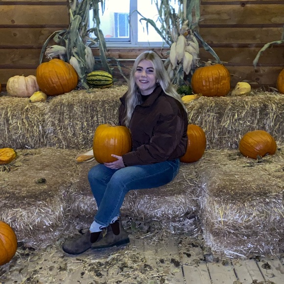 Meet your Posher, Rheannon - Picture 1 of 1